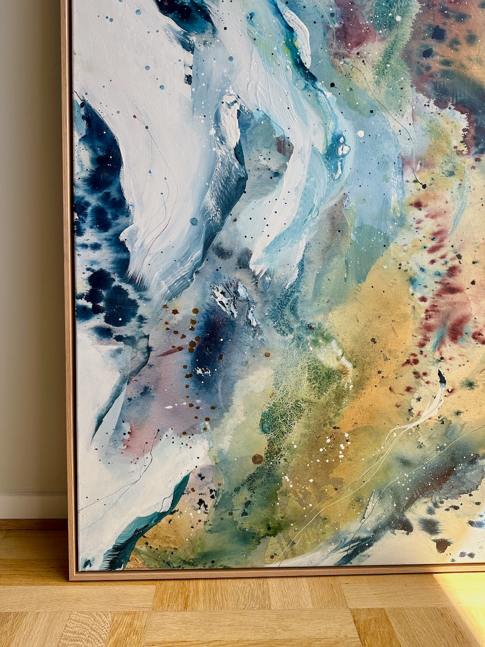 Close-up of original abstract artwork by Danish artist Mette Lindberg – layered brushwork in brown, blue and gold on stretched canvas, 100x150 cm